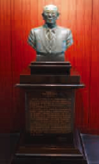 岩塚製菓の槇計作元社長の銅像